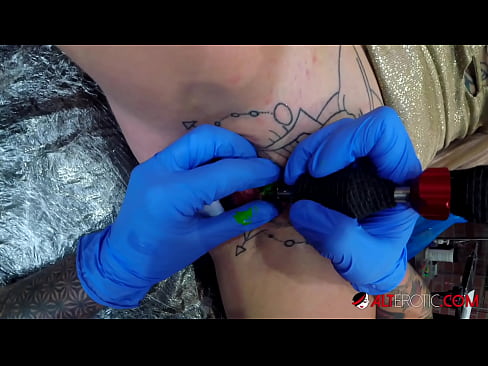 ❤️ Extremt tatuerade snyggingen Sully Savage fick en tatuering på sin klitoris ☑  Sex at sv.pornoxlxx.ru ️❤